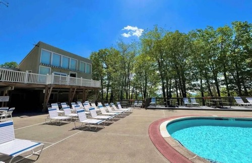 Wilmington House | Sleeps 9, Pet Friendly, Association ClubHouse w/Pools. Near Ski, Hiking, Boating