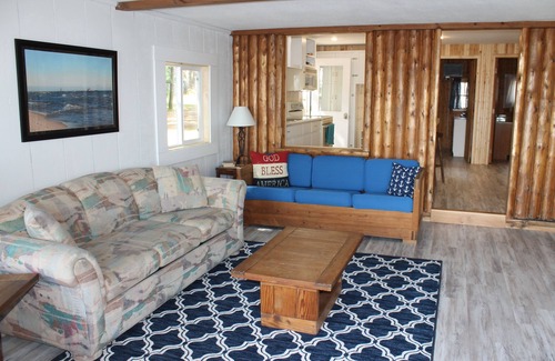 Bear Lake Cottage | Sleeps Up To 10 People! Directly On The Pristine Sandy Bottom All Sports Lake!