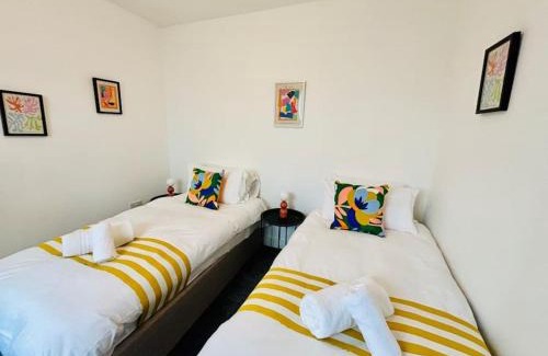 Gloucester Apartment | Sleeps up to 6 - Central modern - outside space