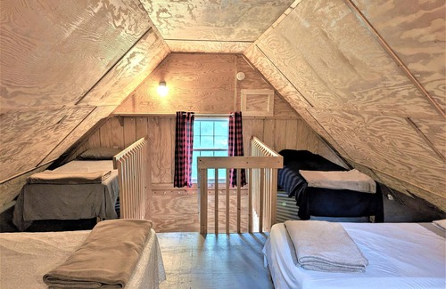 Hico Hotel | Sleeps up to 8, kitchenette, full bathroom, air conditioned/heated, free WiFi