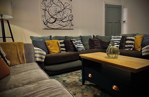 Blackpool House | Sleeps10-Parking-Garden-HotTub-PetFriendly
