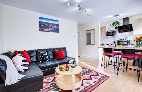 Ponders End Apartment | Sleeps4-FreeParking-Pets-Wifi-Tottenham Stadium