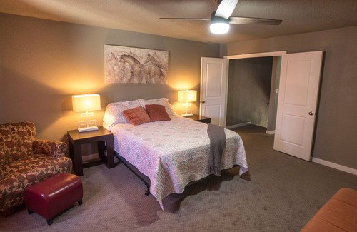 Rustic Hills House | Sleeps8*NewRemodel*CentrallyLocated*FunGames*Patio