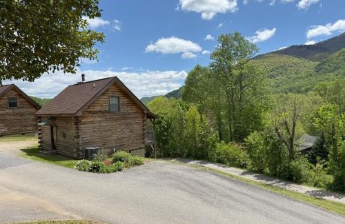 Maggie Valley House | Sleepy Bear Cabin-Watch the Sunset, Dogs welcome with Pet Rate