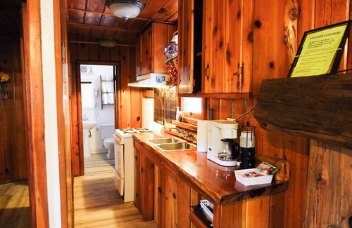 Crestline Hotel | Sleepy Hollow Cabins and Hotel