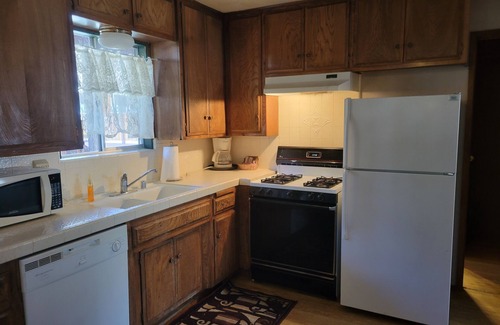 Crestline Hotel | Sleepy Hollow Cabins and Hotel