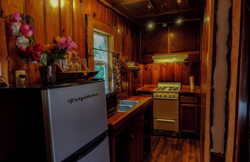 Crestline Hotel | Sleepy Hollow Cabins and Hotel