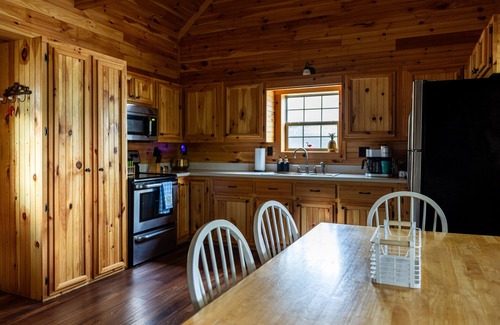 Williamstown Cabin | Slice of Summer- Lakefront w/Dock- 7 miles to Ark