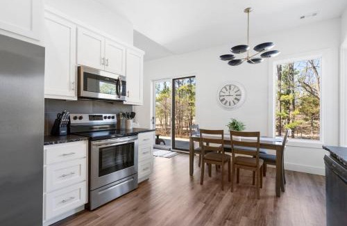 Bella Vista Ski Chalet | Slickrock Chalet Contemporary Pet friendly Hot tub