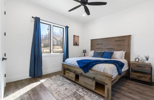 Bella Vista Ski Chalet | Slickrock Chalet Contemporary Pet friendly Hot tub