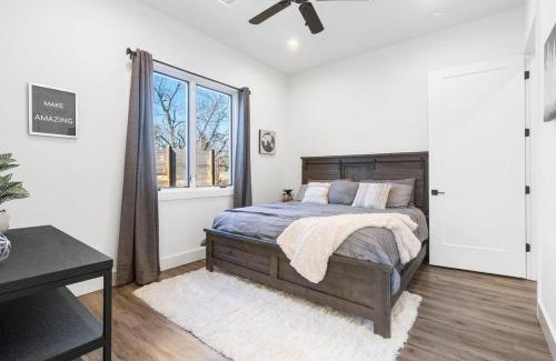 Bella Vista Ski Chalet | Slickrock Chalet Contemporary Pet friendly Hot tub