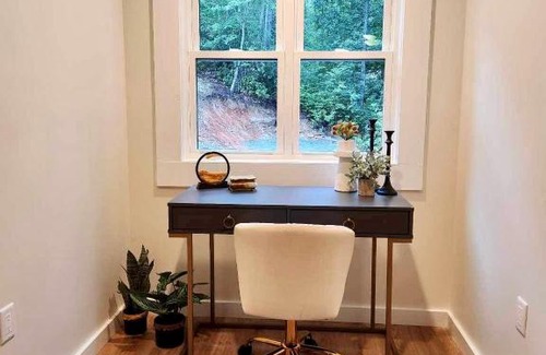 Old Fort House | Sliding Rock -A Creekside Cottage w7 acres, Waterfalls & Hiking