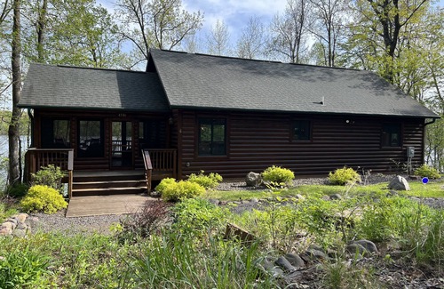 Stone Lake Cabin | Slim Lake Escape- Swim/Fish with Year Round Views!