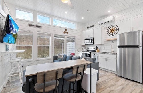 Russell Springs House | Slip Away - Floating House on Lake Cumberland