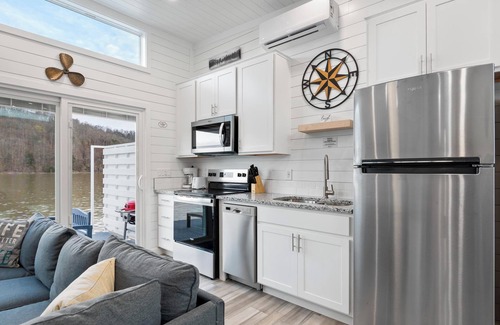 Russell Springs House | Slip Away - Floating House on Lake Cumberland