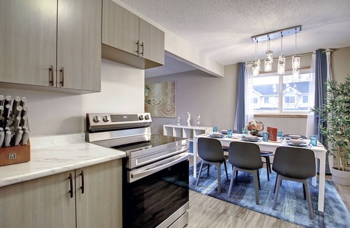 Southeast Edmonton Apartment | Slip Away to the Galaxy ♥ 10min to DT & UoA ♥ Baby Friendly ♥ Free Parking