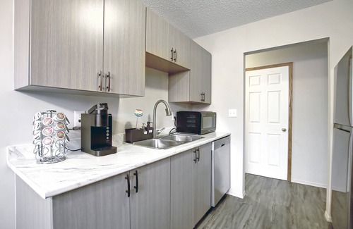 Southeast Edmonton Apartment | Slip Away to the Galaxy ♥ 10min to DT & UoA ♥ Baby Friendly ♥ Free Parking