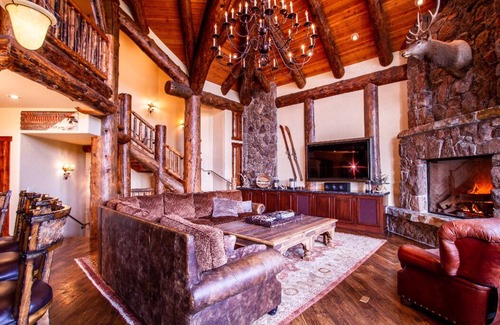 Mammoth Lakes House | Slope side spacious yet cozy Mammoth House