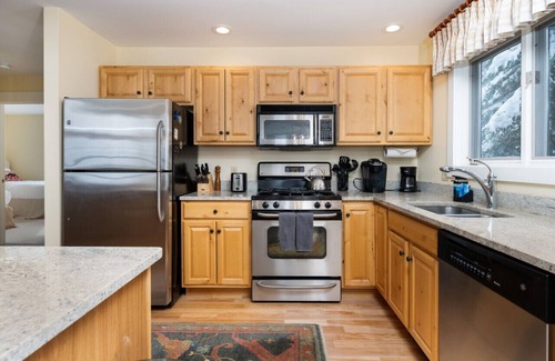 Central Vermont- Killington Apartment | SlopeSide Chalet - Pool, Grill, Hot tub, Views!