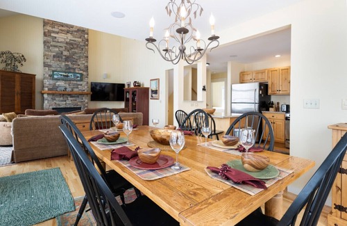 Central Vermont- Killington Apartment | SlopeSide Chalet - Pool, Grill, Hot tub, Views!