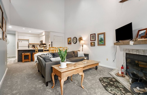West Dover Condo | Slopeside condo with nearby skiing, balcony, fireplace, & washer/dryer