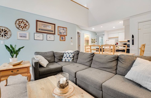 West Dover Condo | Slopeside condo with nearby skiing, balcony, fireplace, & washer/dryer