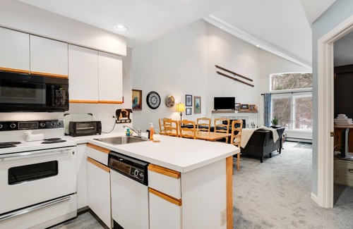 West Dover Condo | Slopeside condo with nearby skiing, balcony, fireplace, & washer/dryer