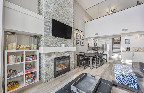 The Blue Mountains Condo | Slopeside Hideout - Walk to the Village/King Bed