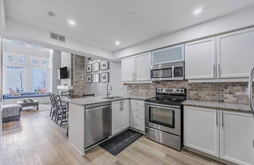 The Blue Mountains Condo | Slopeside Hideout - Walk to the Village/King Bed
