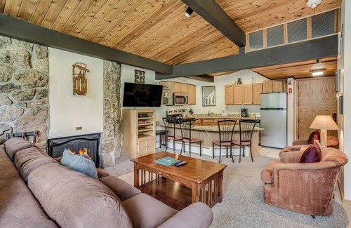 Snowmass Village Condo | 🏔️Slopeside~Hot Tub~Top Floor~Studio Standard 413🏔️