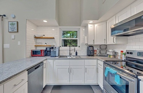 Bushkill House | Slopeside Lounge>GameRoom|Lakes|SwimmingPools|Dogs