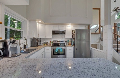 Bushkill House | Slopeside Lounge>GameRoom|Lakes|SwimmingPools|Dogs