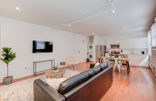 Downtown Memphis Apartment | SM 203 · Super Central Location! Historic but Modern!