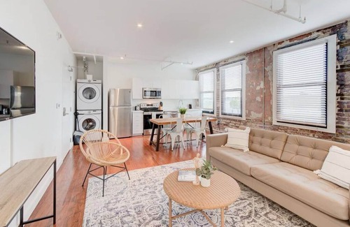 Downtown Memphis Apartment | SM 304 · Premiere Location - Historic w/Modern Amenities!