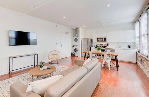Downtown Memphis Apartment | SM 304 · Premiere Location - Historic w/Modern Amenities!