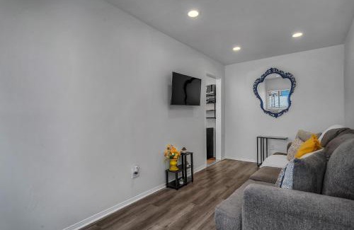 Melrose House | Small 1-bedroom with small yard in West Hollywood