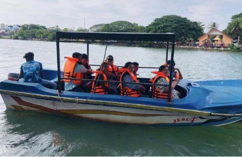 Puliyanthivu Boat Rental | Small Bat Full Package 1
