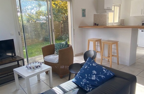 Lacanau-Ocean House | Small beachfront duplex with garden and private parking.