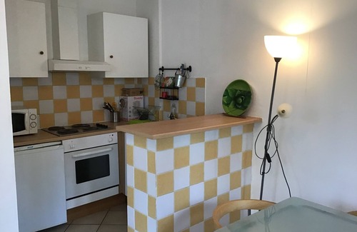 Cadereau House | Small detached house with fenced garden area! All in comfort!