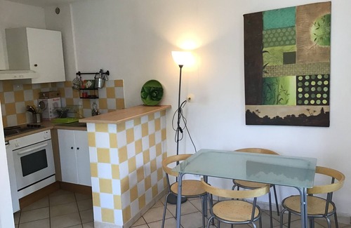 Cadereau House | Small detached house with fenced garden area! All in comfort!