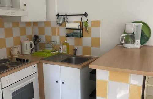 Cadereau House | Small detached house with fenced garden area! All in comfort!