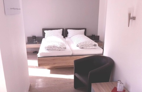 Friedrichstadt Bed & Breakfast | Small Double Room (Standard) - Pension Marktblick - bed & breakfast