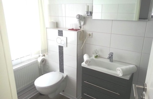 Friedrichstadt Bed & Breakfast | Small Double Room (Standard) - Pension Marktblick - bed & breakfast