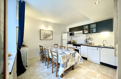 Saint-Coulomb House | Small gîte in beautiful grounds 1.5km from the beach