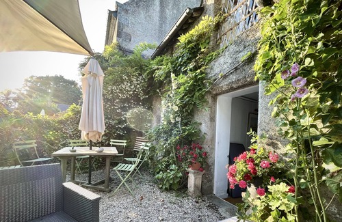Saint-Coulomb House | Small gîte in beautiful grounds 1.5km from the beach