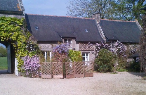 Saint-Coulomb House | Small gîte in beautiful grounds 1.5km from the beach
