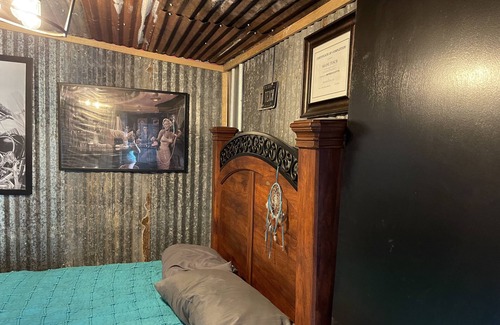 Hemphill House | Small house in Fairmount with inground pool