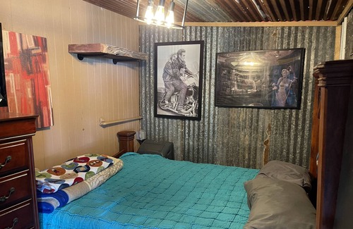 Hemphill House | Small house in Fairmount with inground pool