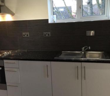 Pinkwell Apartment | Small Modern Comfortable 2 Bedroom Apartment - cmyr