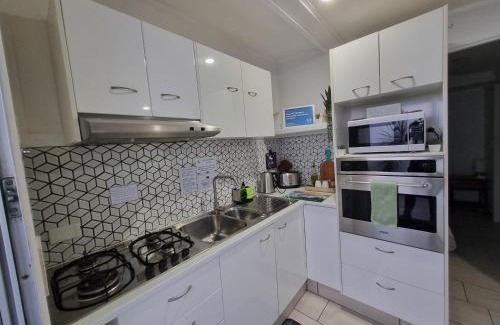 Caloundra Apartment | Small PET FRIENDLY Granny flat with paved courtyard